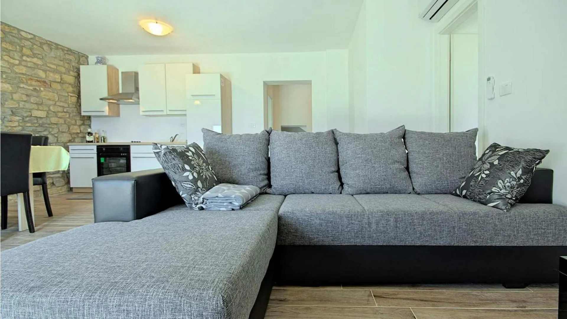 Gorgeous Apartment In Buje With Wifi 0*,